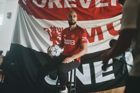 AMRABAT É APRESENTADO NO MANCHESTER UNITED