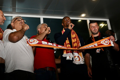 GALATASARAY ANUNCIA PERMANÊNCIA E UMA CHEGADA PARA A TEMPORADA